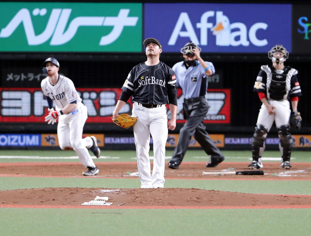 西武対ソフトバンク　2回裏西武2死満塁、スパンジェンバーグに中越え満塁本塁打を許し、打球を見つめるムーア（撮影・浅見桂子）