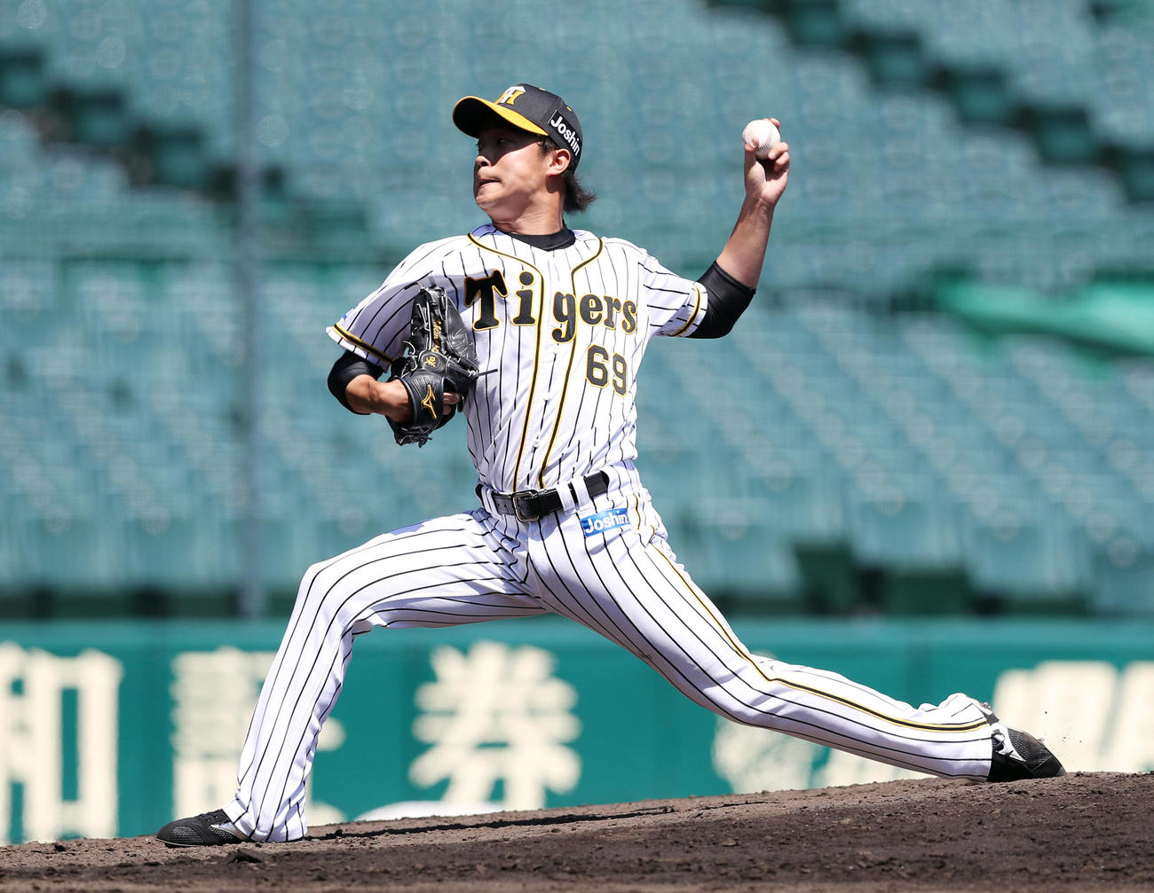 ウエスタンリーグ　阪神対オリックス　6回表、阪神2番手で登板する島本（撮影・前田充）