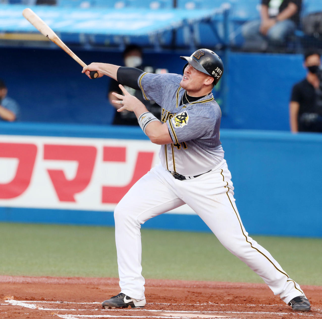 ヤクルト対阪神　1回表阪神2死、ボーアは左飛を放つ（撮影・加藤哉）