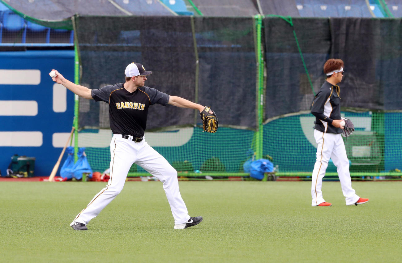 ヤクルト対阪神　練習でキャッチボールするガンケル、右は西勇（撮影・加藤哉）