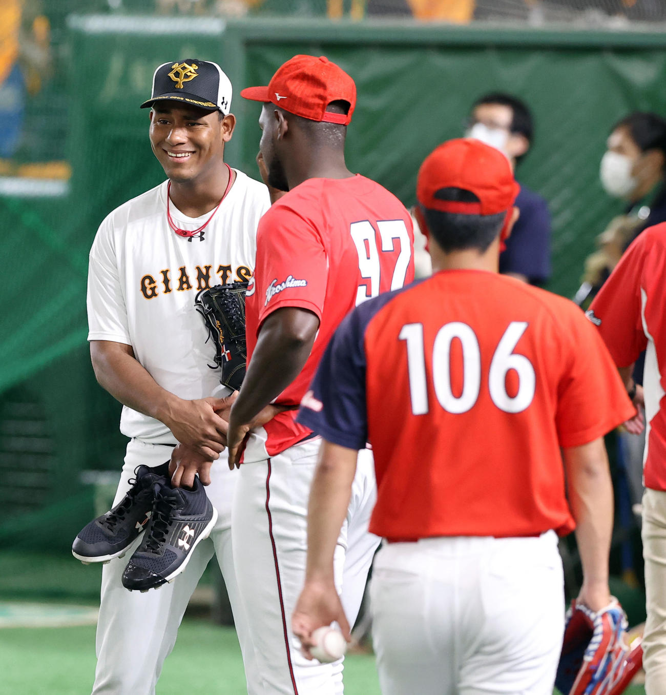 巨人対広島　試合前練習中、巨人メルセデス（左）は広島の選手たちと談笑する（撮影・垰建太）