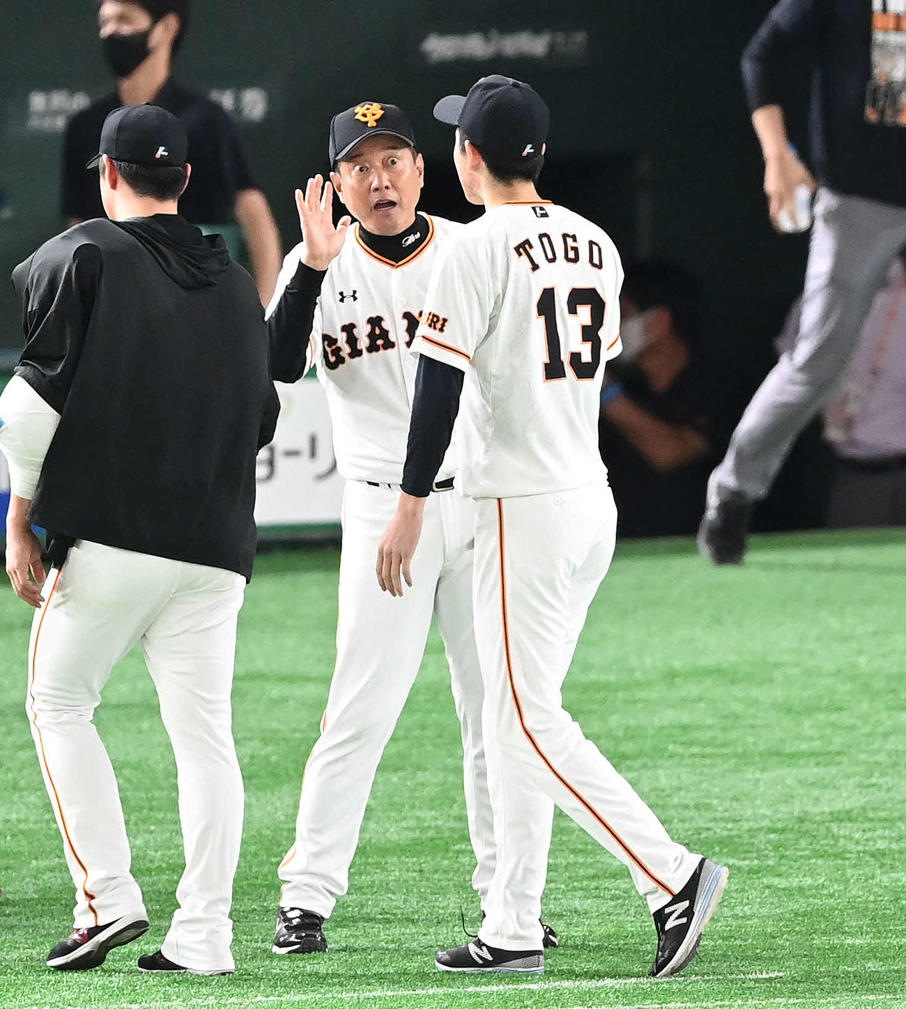 巨人対広島　開幕4連勝で、勝利投手の戸郷（右）とエアハイタッチする巨人原監督（撮影・鈴木みどり）