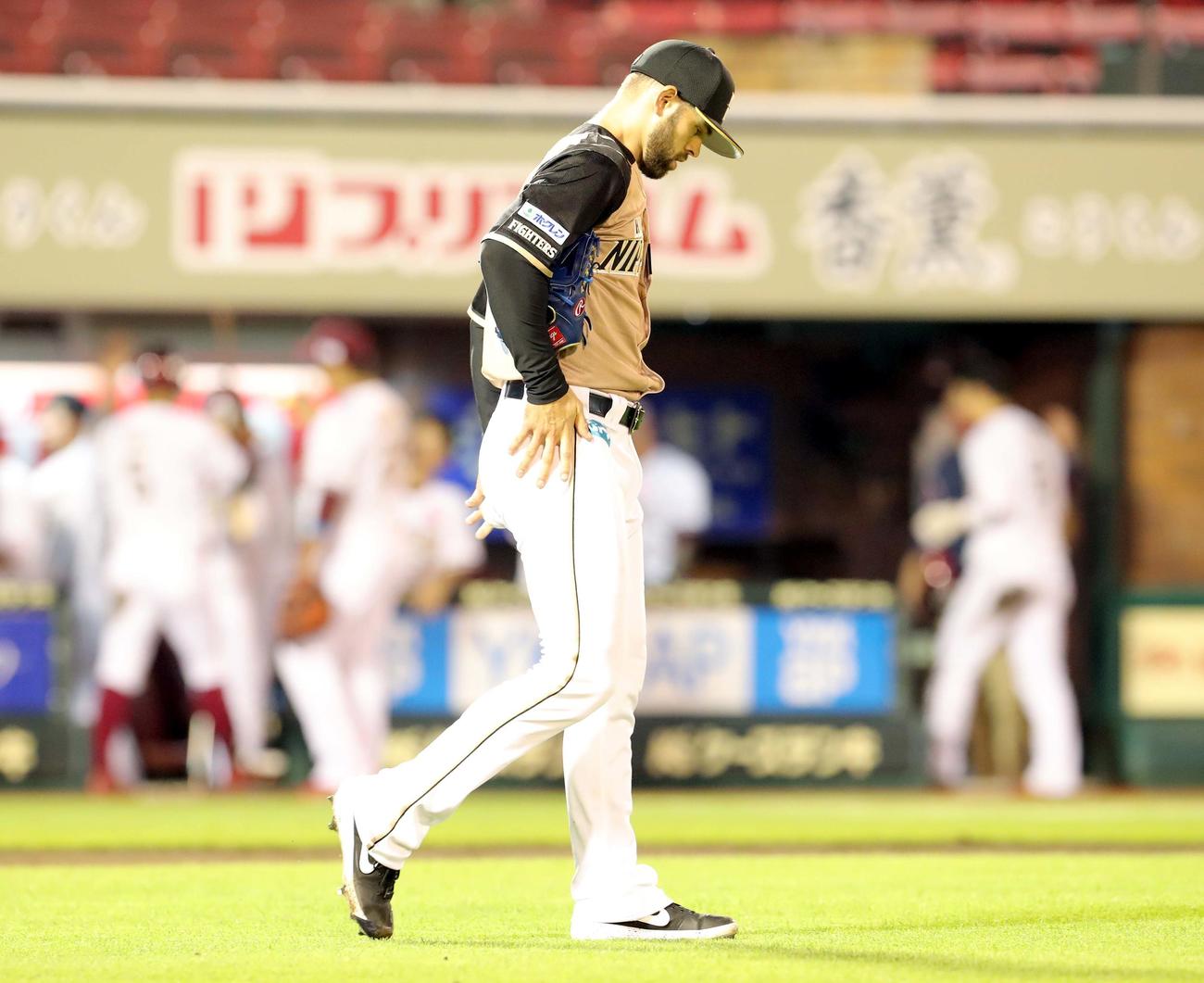 楽天対日本ハム　4回裏楽天1死三塁、茂木に左犠飛を打たれうつむく日本ハム先発のマルティネス（撮影・佐藤翔太）