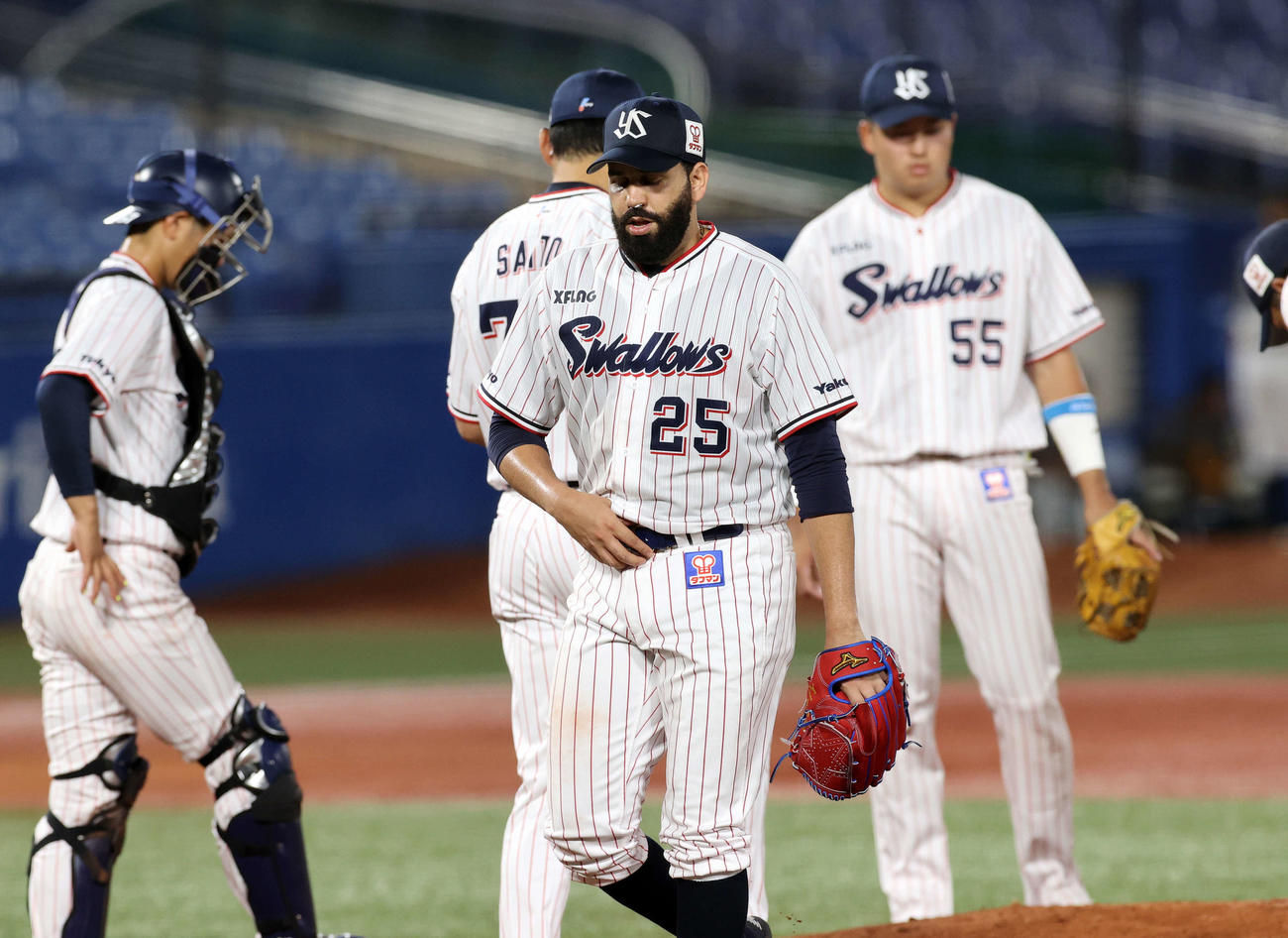 ヤクルト対阪神　6回表、降板するヤクルトのイノーア（撮影・鈴木正人）
