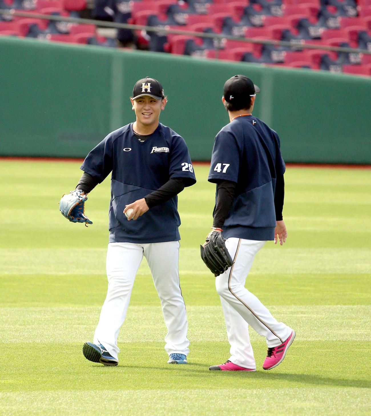 キャッチボールを終え笑顔を見せる日本ハム河野（撮影・佐藤翔太）