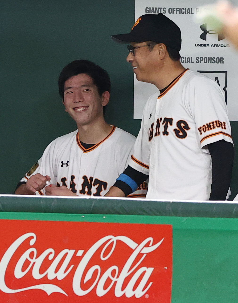 巨人対広島　5回表の登板を終え巨人先発の戸郷（左）はベンチで宮本コーチ（右）と笑顔で談笑する（撮影・垰建太）