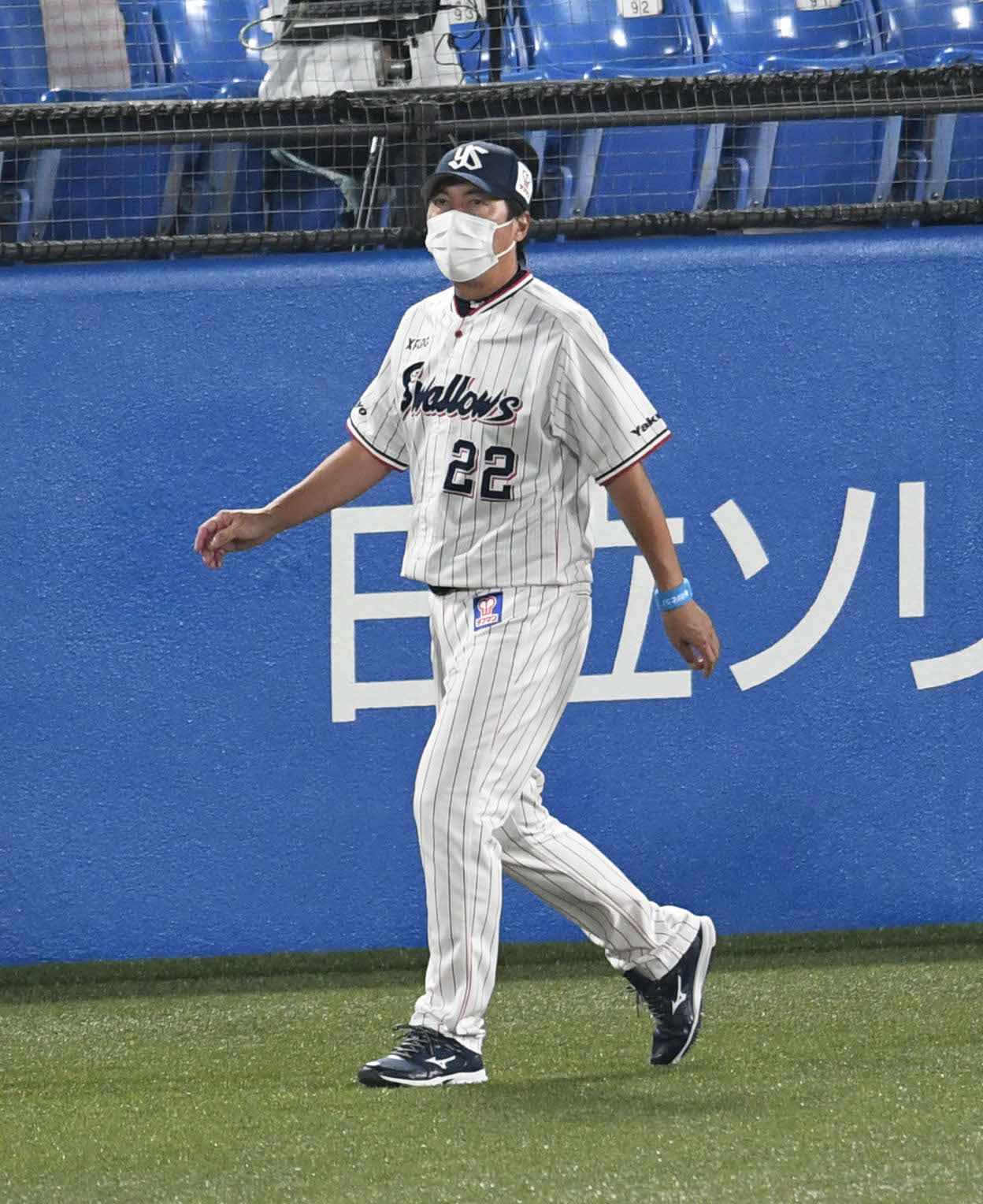 ヤクルト対阪神　敗れて引き揚げるヤクルト高津監督（撮影・山崎安昭）