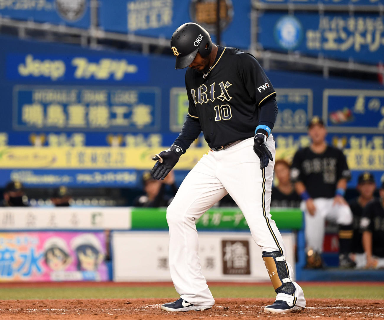 ロッテ対オリックス　5回表オリックス無死、中越え本塁打を放ち本塁を踏むジョーンズ（撮影・横山健太）