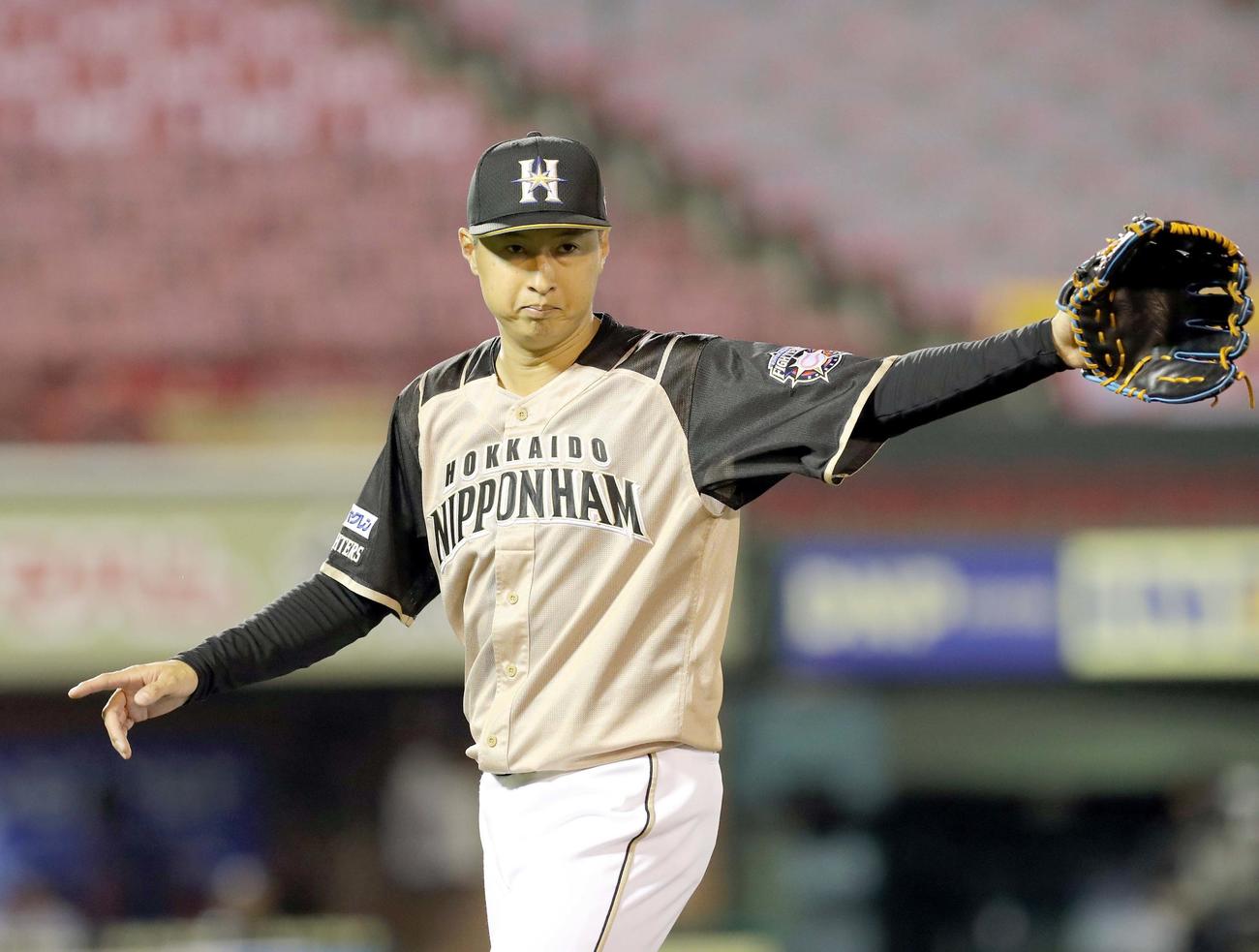 楽天対日本ハム　ナインを指さしながらベンチに戻る日本ハム村田（撮影・佐藤翔太）