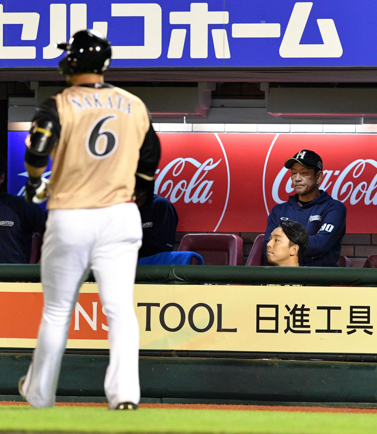 楽天対日本ハム　9回表日本ハム1死一塁、空振り三振に倒れた中田（手前）に厳しい表情の栗山監督（撮影・滝沢徹郎）