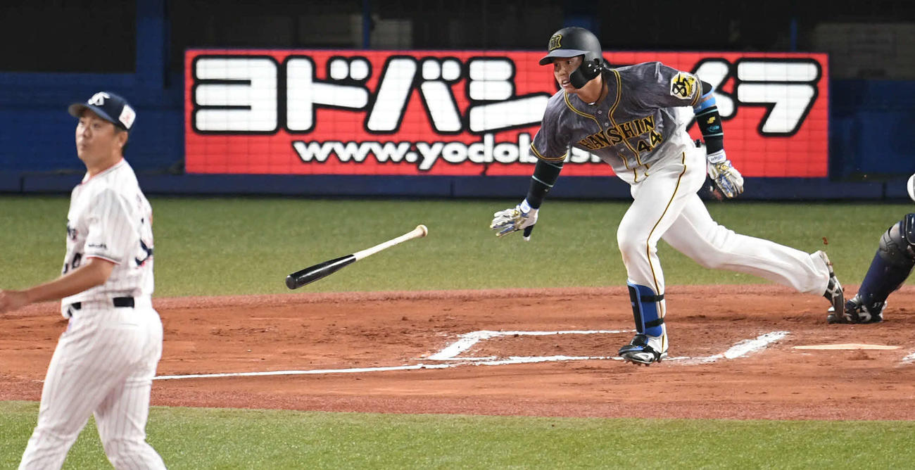 ヤクルト対阪神　6回表阪神2死一、二塁、梅野は右前に適時打を放つ。投手中沢（撮影・山崎安昭）