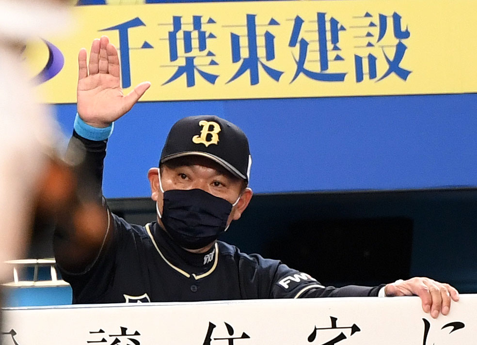 ロッテ対オリックス　5回表オリックス無死、中越え本塁打を放ったジョーンズをエアタッチで迎える西村監督（撮影・横山健太）