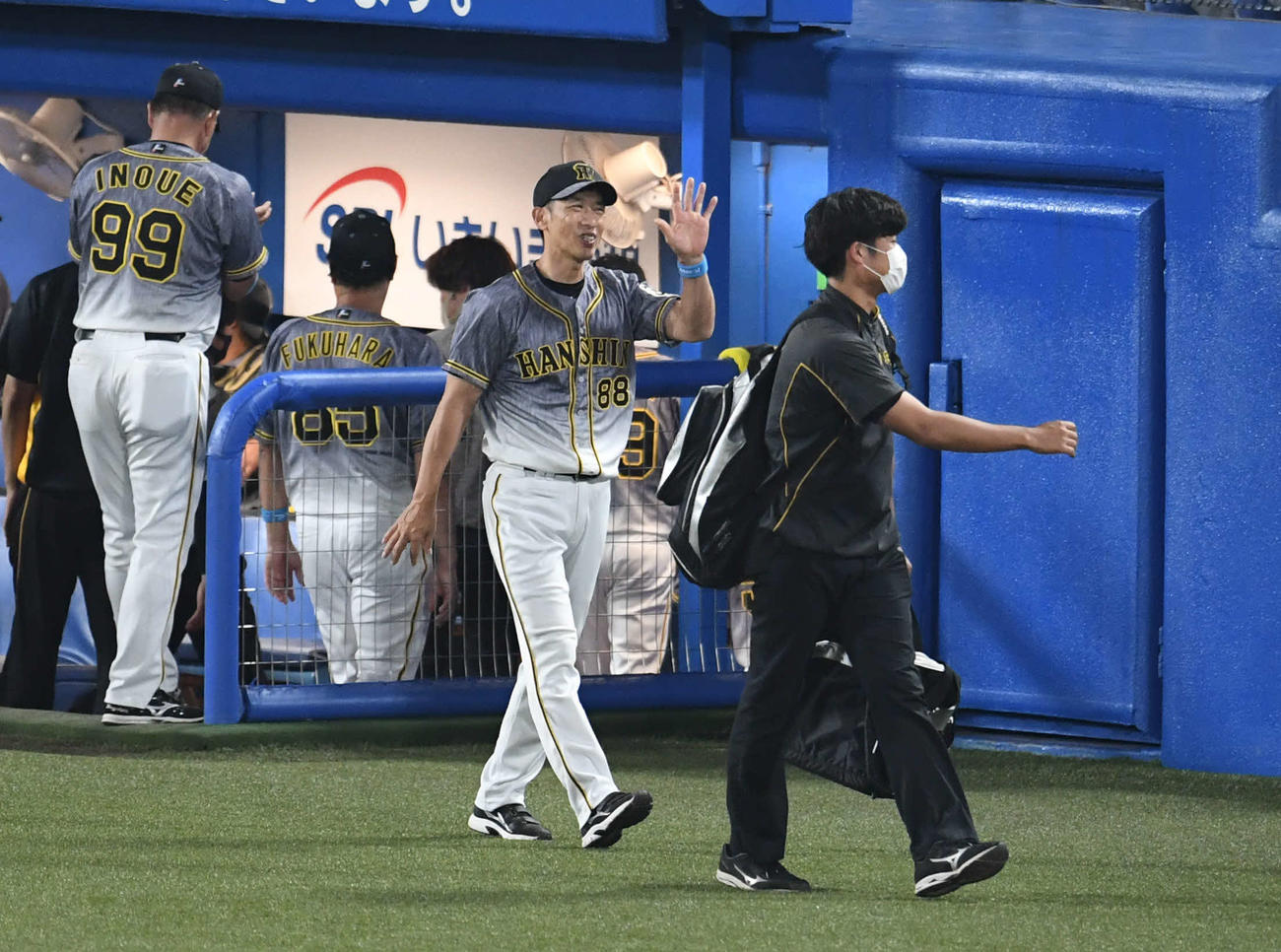 ヤクルト対阪神　今季初勝利に笑顔で引き揚げる阪神矢野監督（中央）（撮影・山崎安昭）