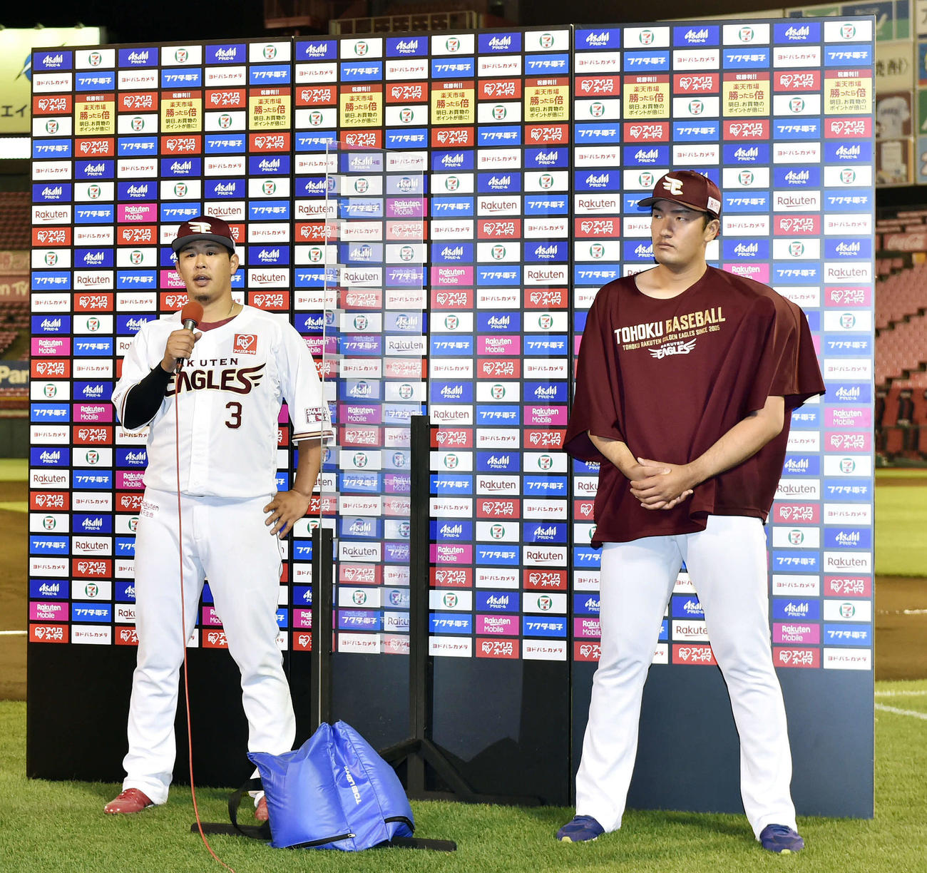 楽天対日本ハム　ヒーローインタビューを仕切りで分けられられて応じる楽天浅村（左）と弓削（撮影・滝沢徹郎）