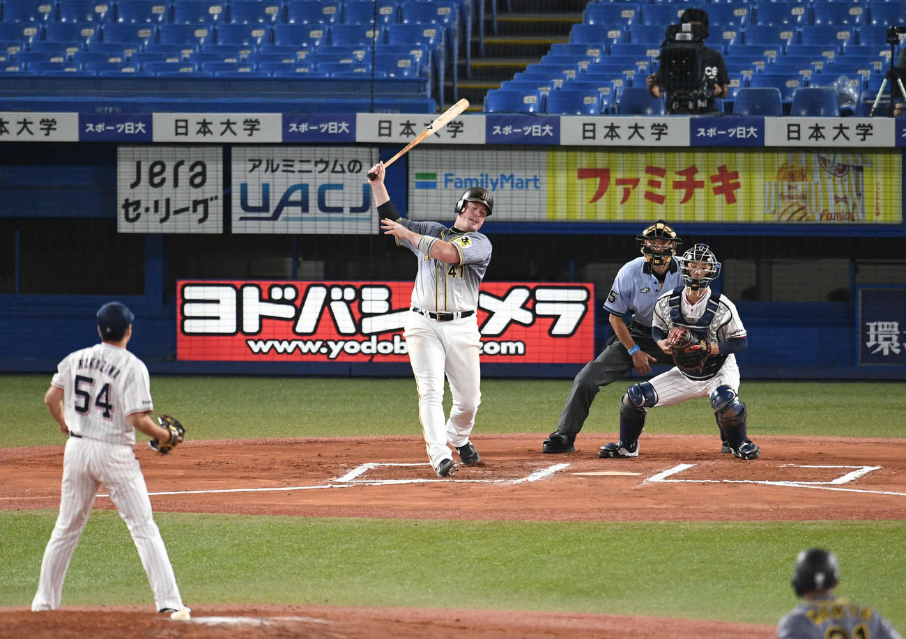 ヤクルト対阪神　6回表阪神無死一、二塁、ボーアは空振り三振に倒れる。投手中沢（撮影・山崎安昭）