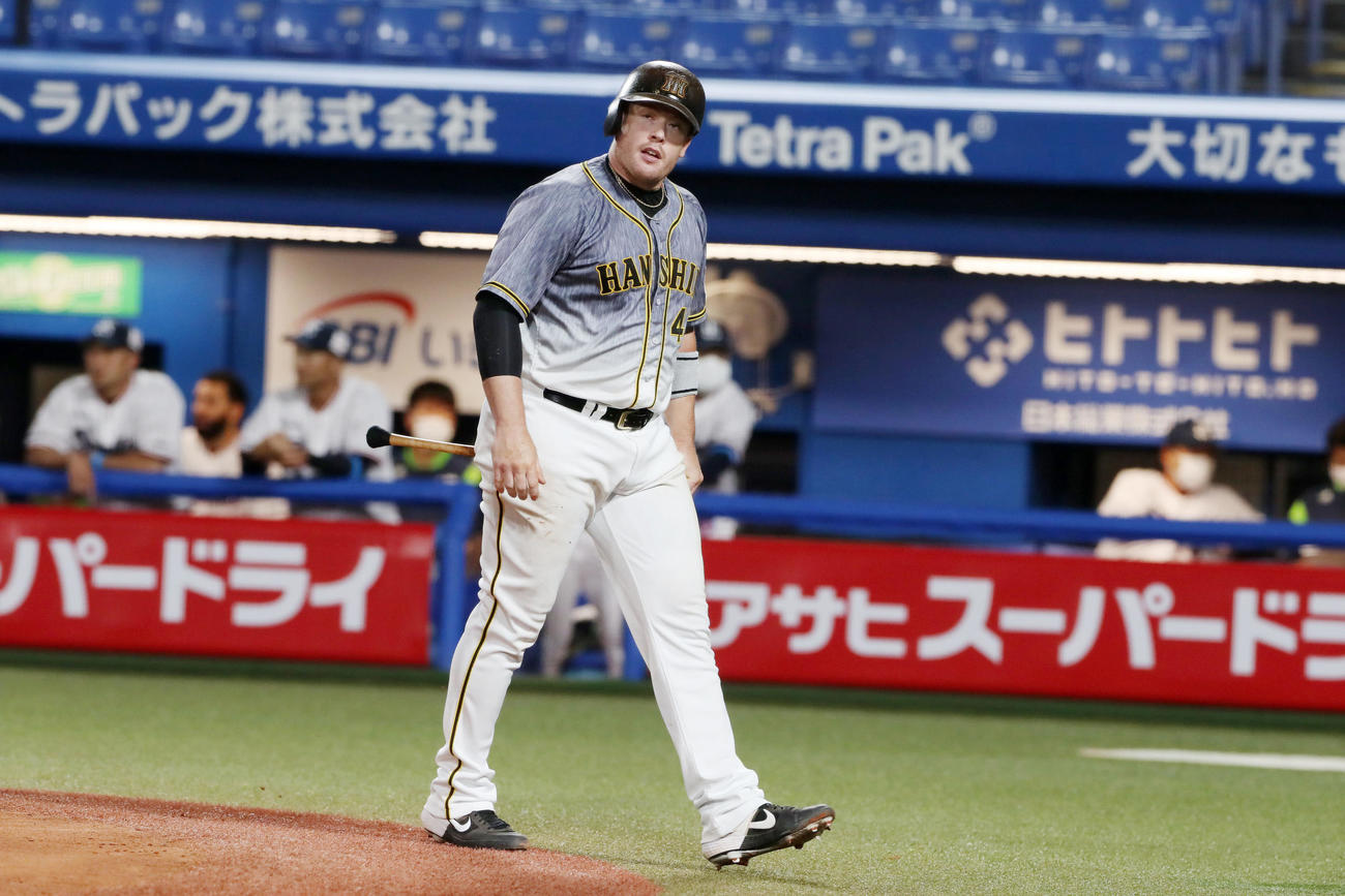 ヤクルト対阪神　6回表阪神無死一、二塁、ボーアは三振しベンチへ引き揚げる（撮影・加藤哉）