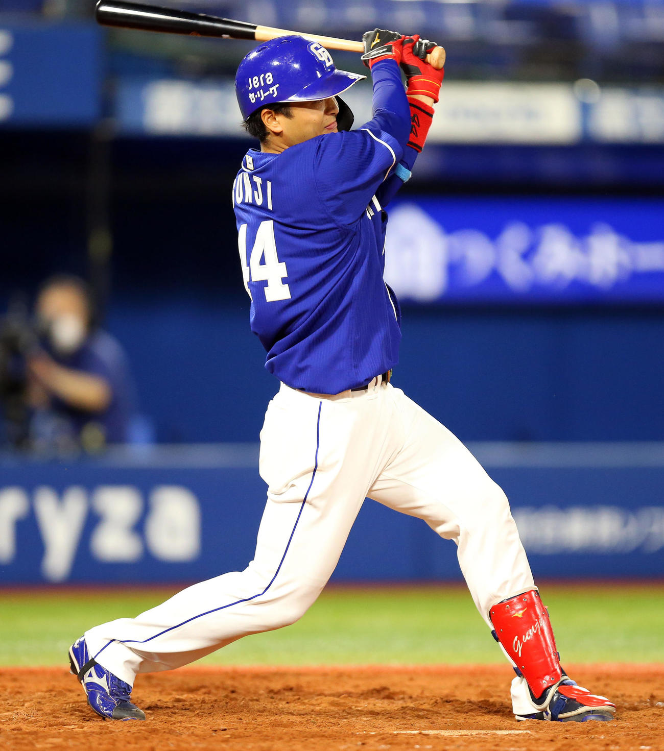 DeNA対中日　9回表中日1死一塁、左前打を放つ郡司（撮影・大野祥一）