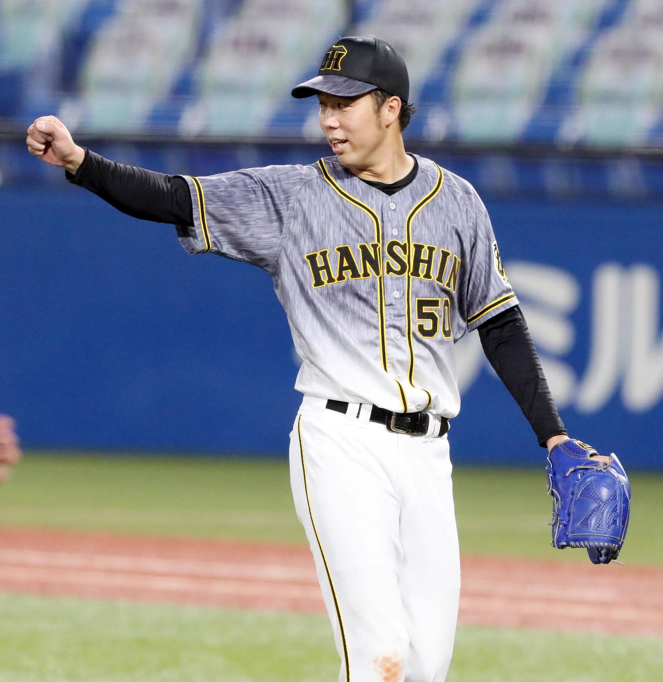 ヤクルト対阪神　5回裏ヤクルト2死三塁、青柳は古賀を右飛に打ち取り野手陣にガッポーズを見せる（撮影・加藤哉）