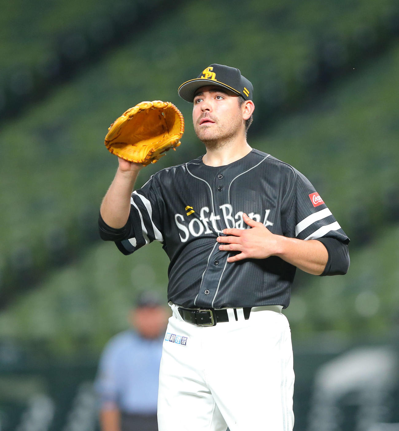 西武対ソフトバンク　3回裏西武1死一、二塁、中村に中前打を許すムーア（撮影・河田真司）　　