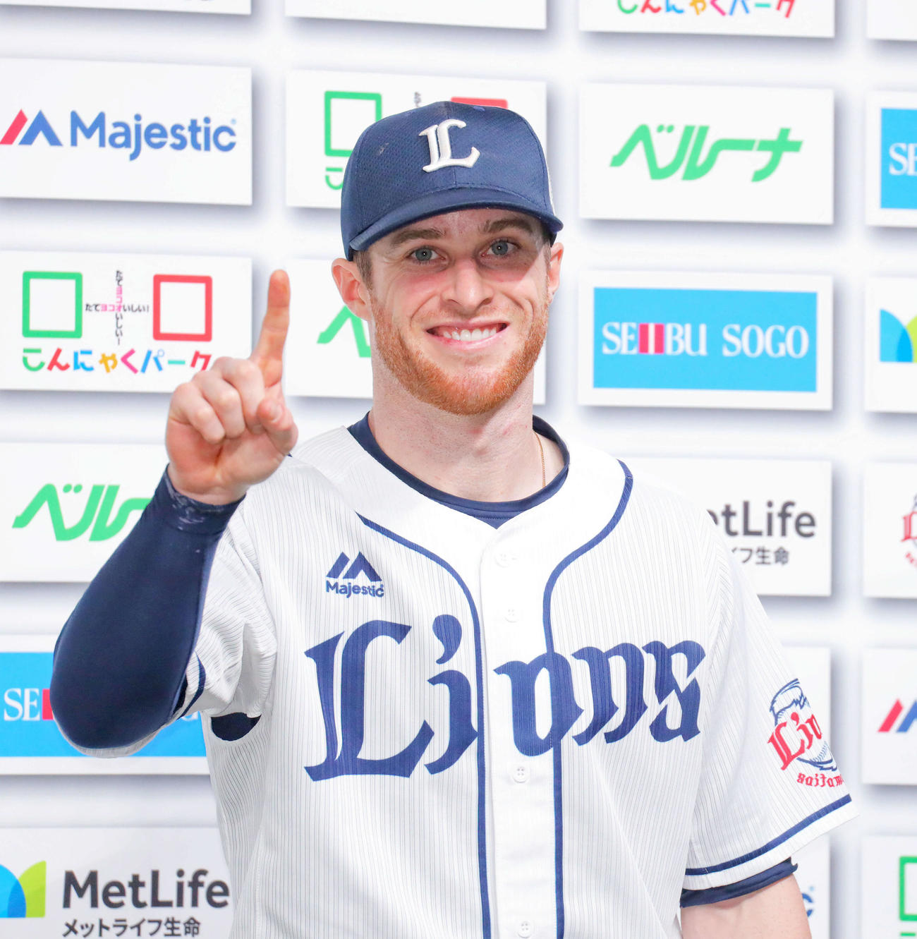 西武対ソフトバンク　来日初本塁打を放った西武スパンジェンバーグは笑顔で人差し指を立て写真に納まる（撮影・河田真司）
