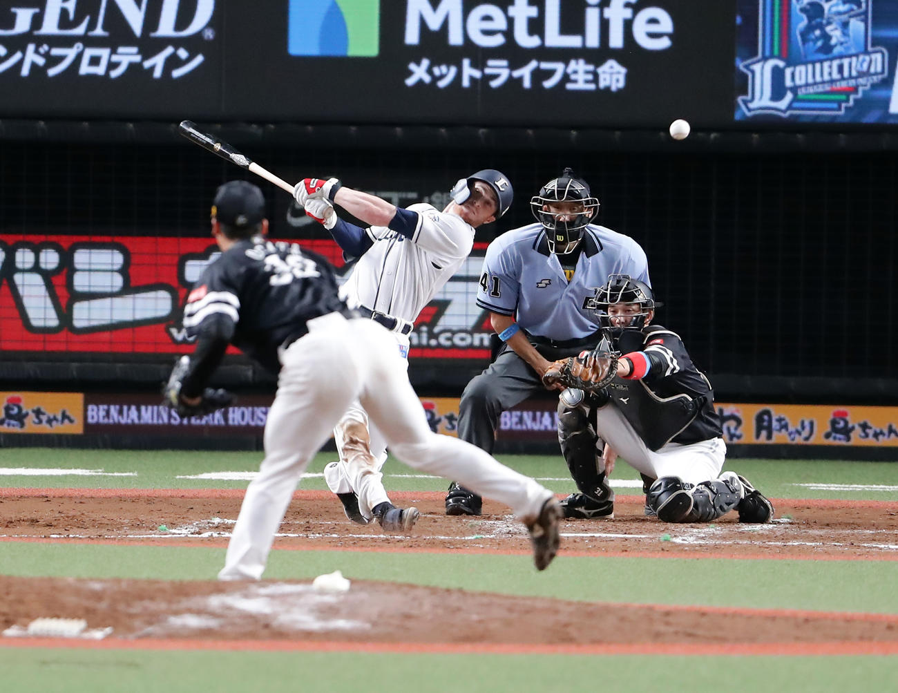 西武対ソフトバンク　7回裏西武1死二塁、スパンジェンバーグは遊撃内野安打を放つ。投手尾形（撮影・浅見桂子）