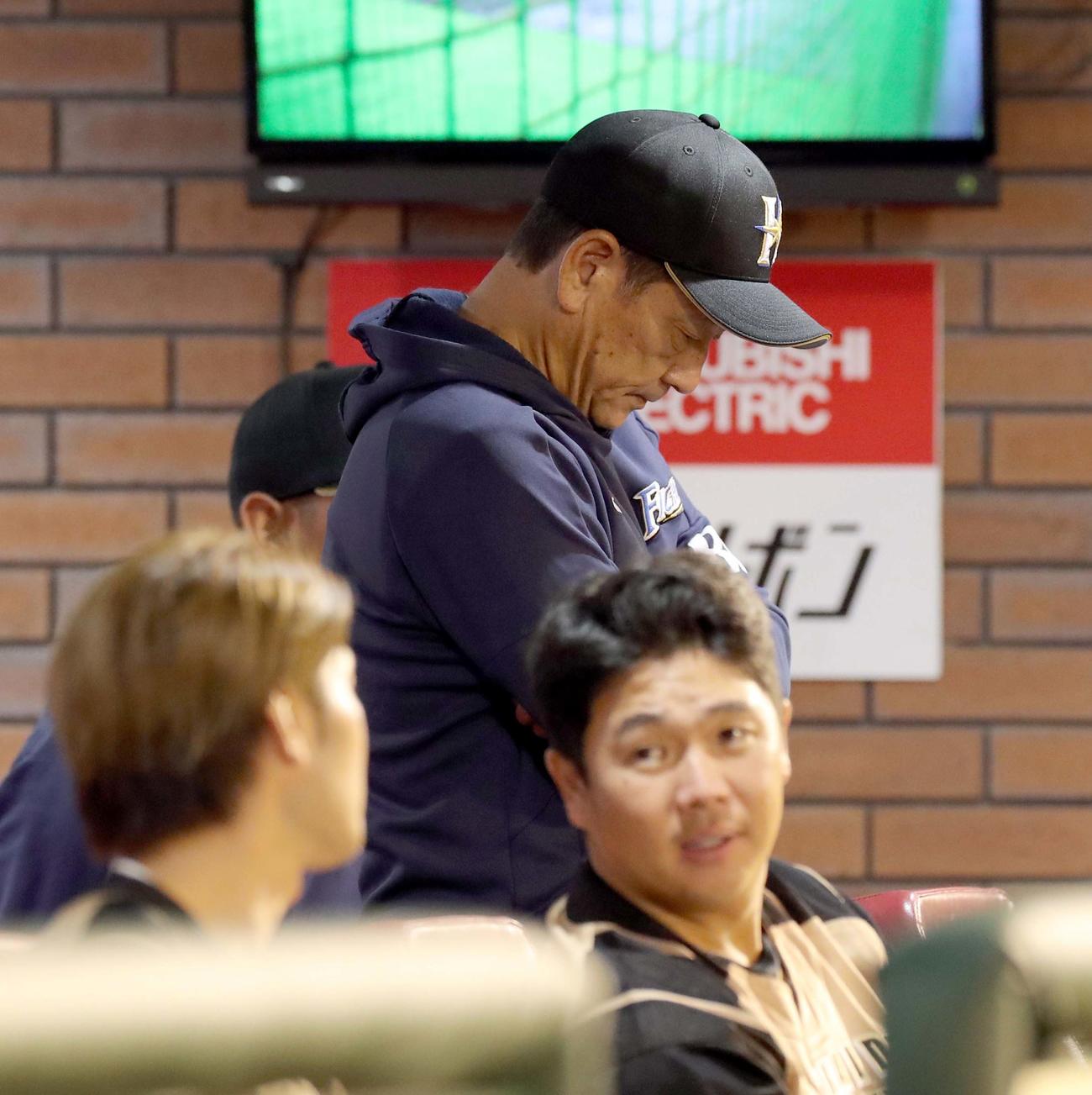 楽天対日本ハム　9回表日本ハム1死一塁、中田が三振に終わりうつむく栗山監督（撮影・佐藤翔太）