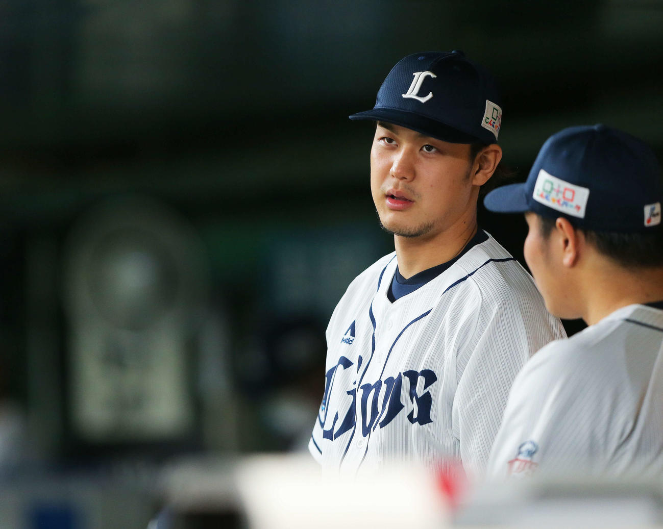 西武対ソフトバンク　7回裏西武の攻撃が終わり平良（右）とベンチで会話する高橋光（撮影・河田真司）　　