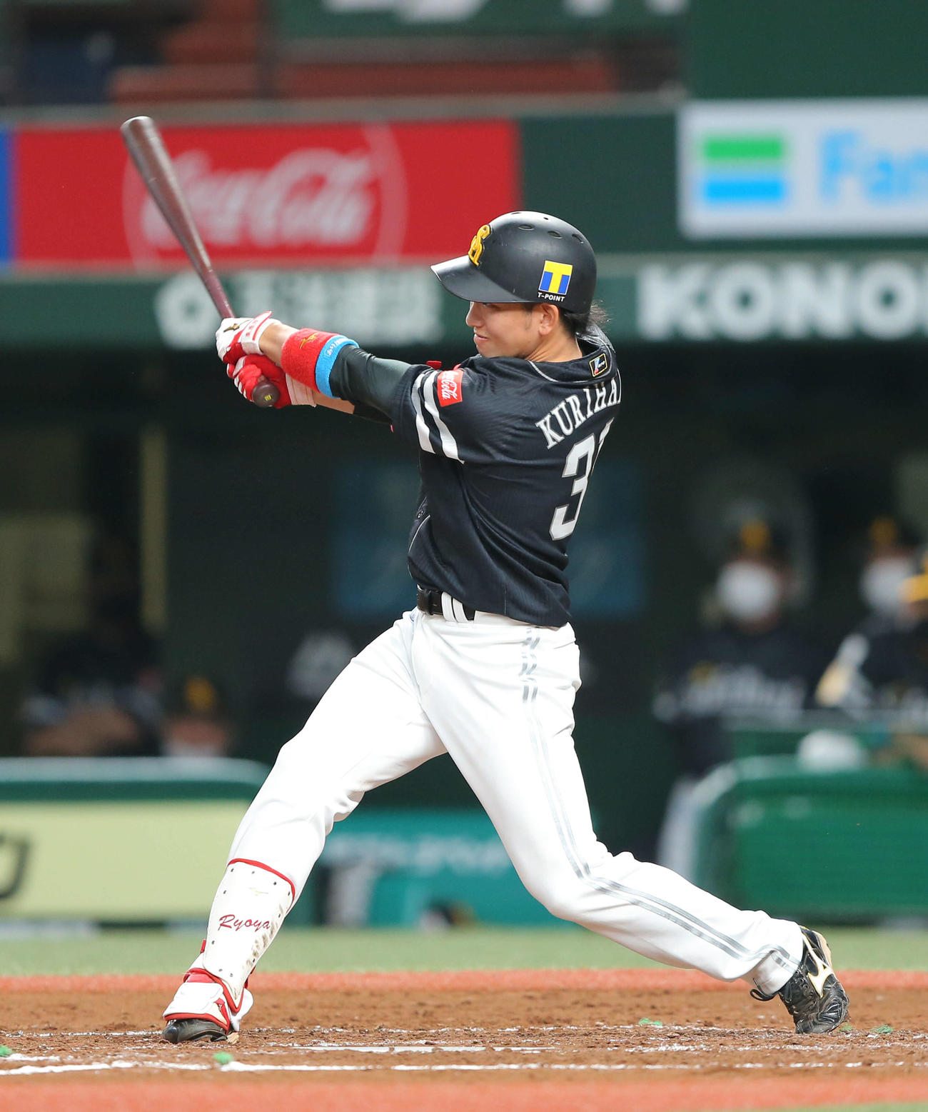 西武対ソフトバンク　3回表ソフトバンク1死一、二塁、右前2点適時二塁打を放つ栗原（撮影・河田真司）