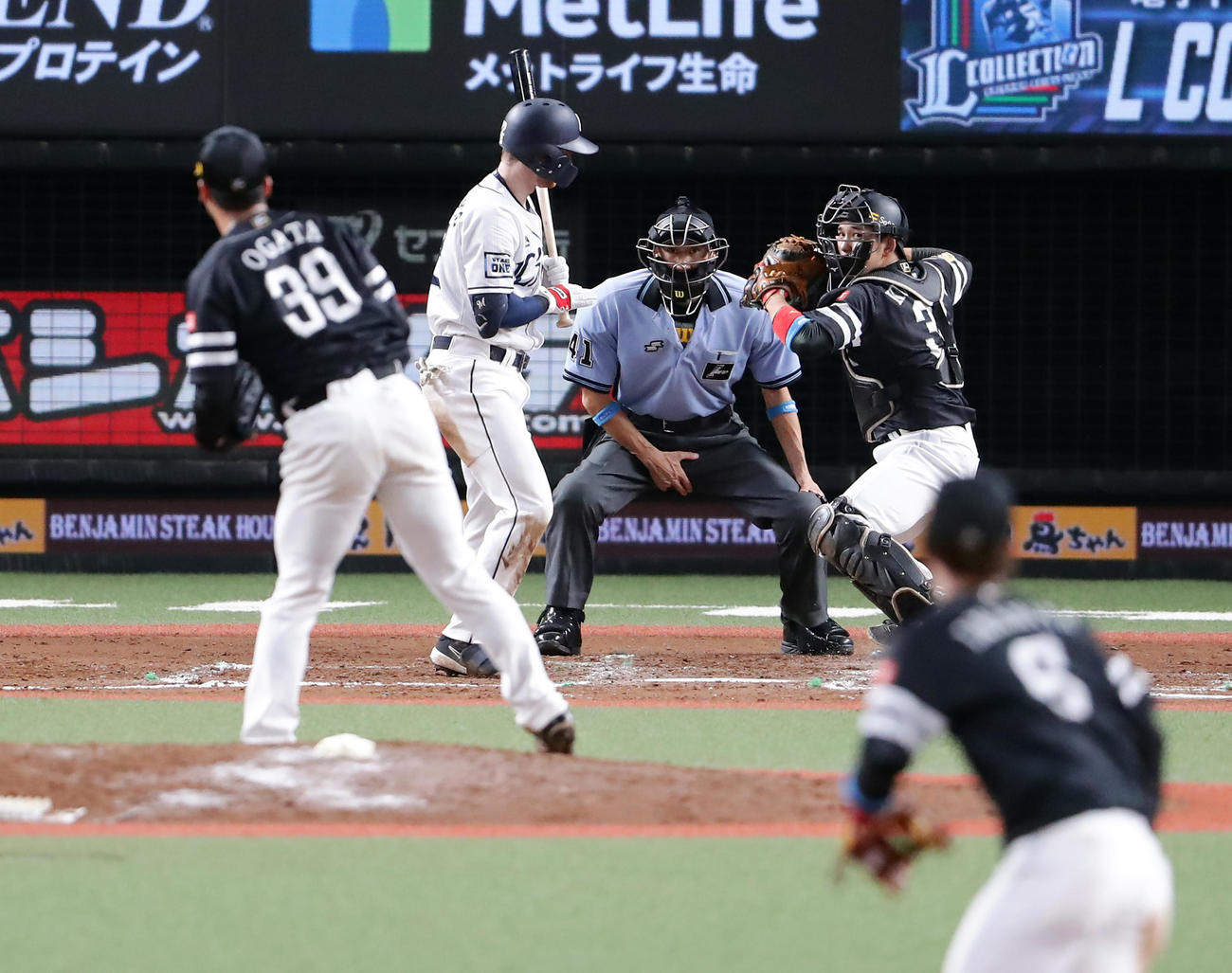 西武対ソフトバンク　7回裏西武1死一塁、一塁走者金子の二塁盗塁で二塁送球をしようとした捕手栗原（右）だが投げられず。投手尾形（撮影・浅見桂子）