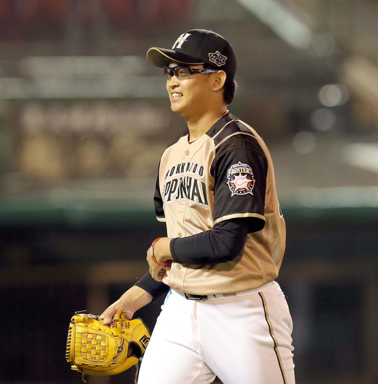 楽天対日本ハム　無失点に抑え、笑顔でベンチに戻る日本ハム鈴木健（撮影・佐藤翔太）