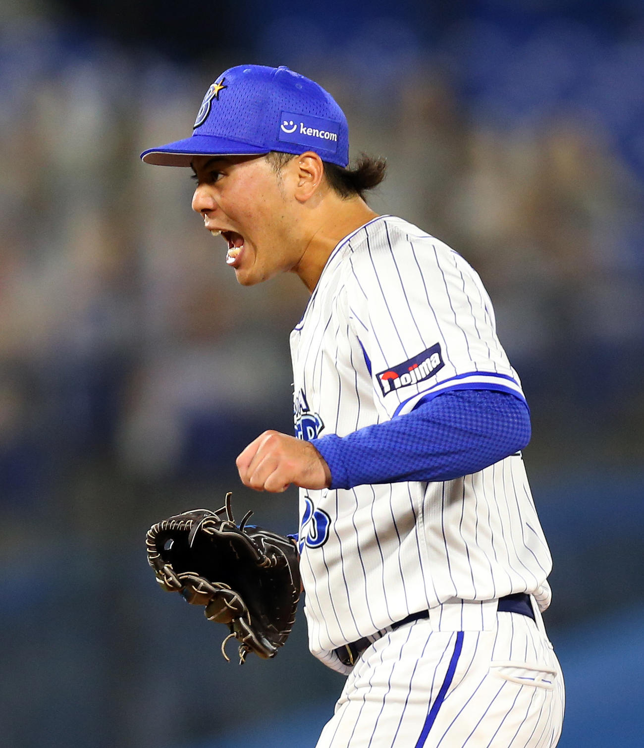 DeNA対中日　8回表中日2死一、二塁、高橋を三振にしとめて叫ぶ浜口（撮影・大野祥一）