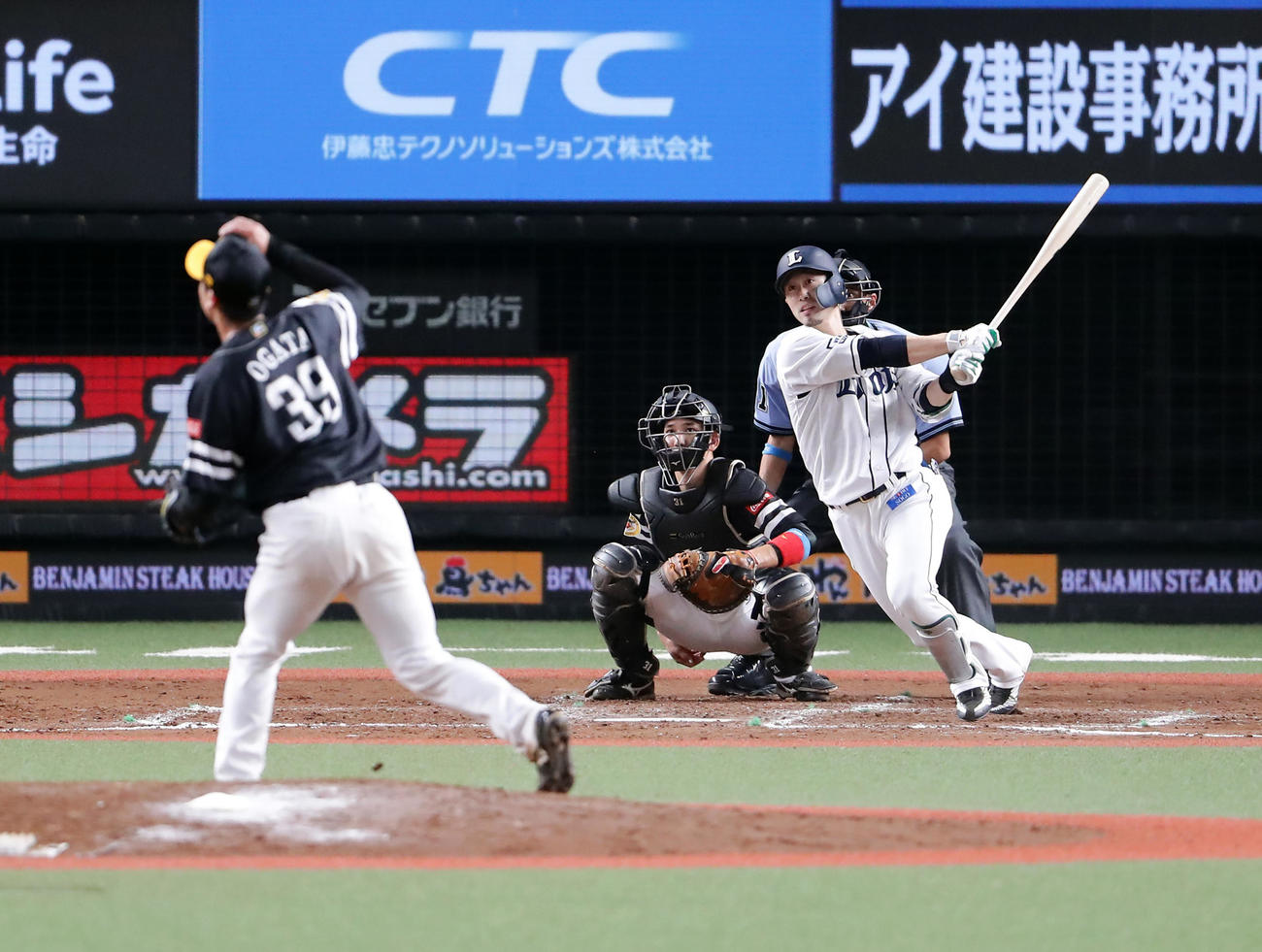 西武対ソフトバンク　7回裏西武2死満塁、外崎は中越え2点適時二塁打を放つ。投手尾形（撮影・浅見桂子）