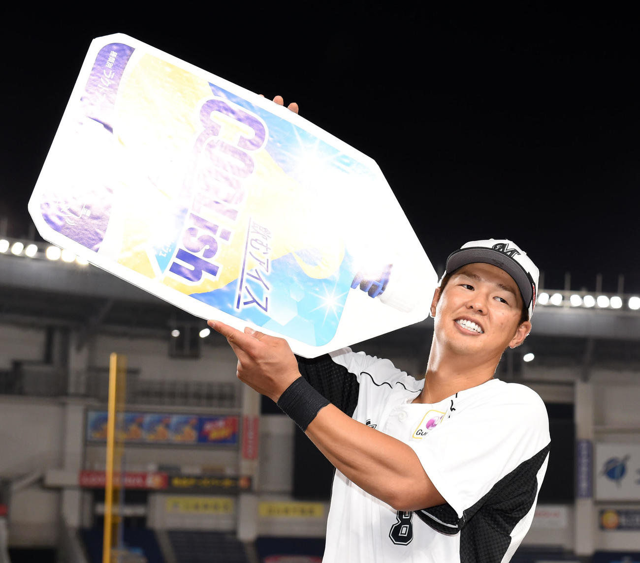 ロッテ対オリックス　クーリッシュ90日分をゲットしたロッテ中村奨（撮影・横山健太）
