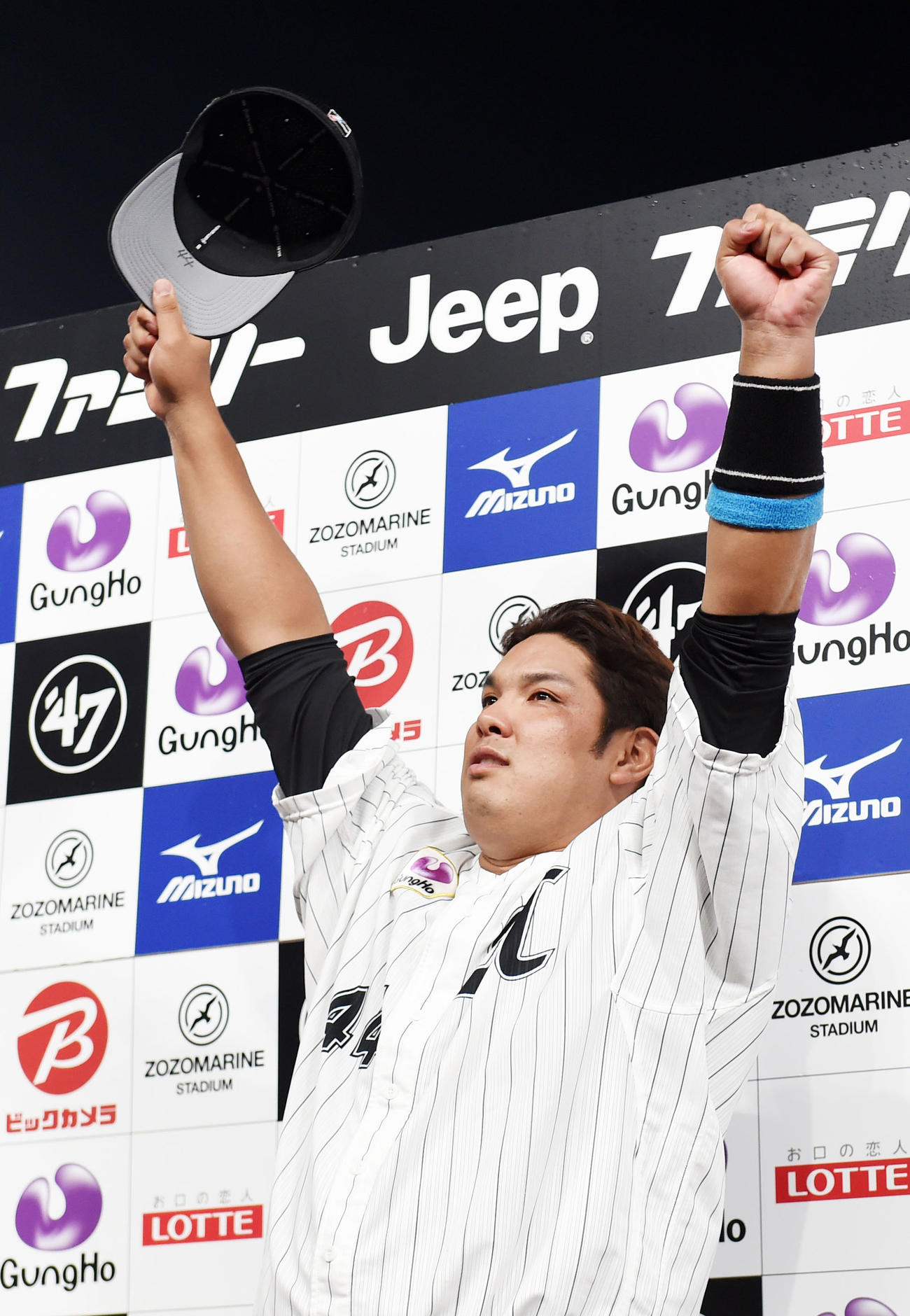 ロッテ対オリックス　ヒーローインタビューでスタンドに向けガッツポーズするロッテ井上（撮影・横山健太）