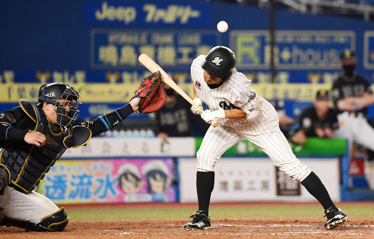 ロッテ対オリックス　9回裏ロッテ1死満塁、押し出しサヨナラ死球を受ける荻野貴（撮影・横山健太）