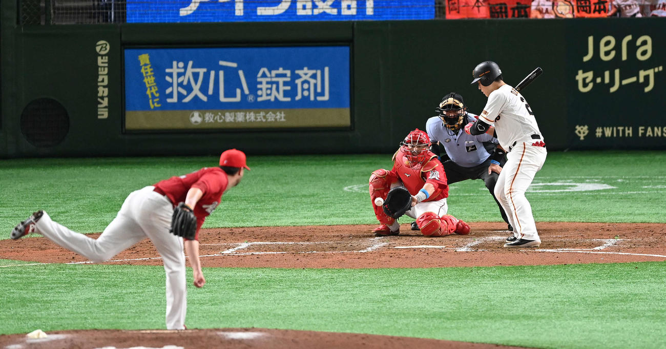 巨人対広島　5回裏巨人2死満塁、押し出し四球を選ぶ岡本。投手K・ジョンソン（撮影・鈴木みどり）