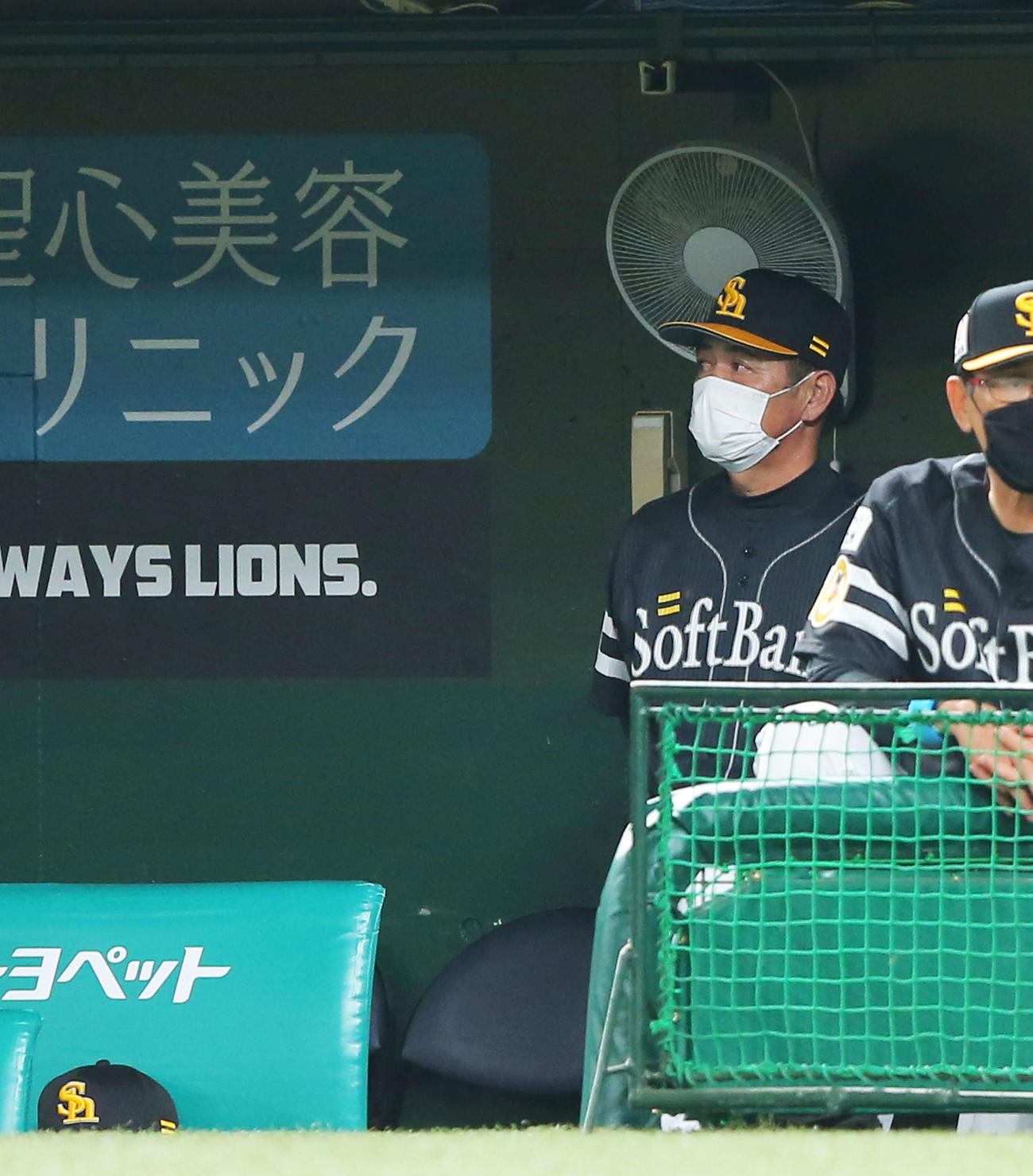 西武対ソフトバンク　9回表ソフトバンク2死、最終打者の上林が中飛で抑えられ外野を見つめる工藤監督（撮影・河田真司）　