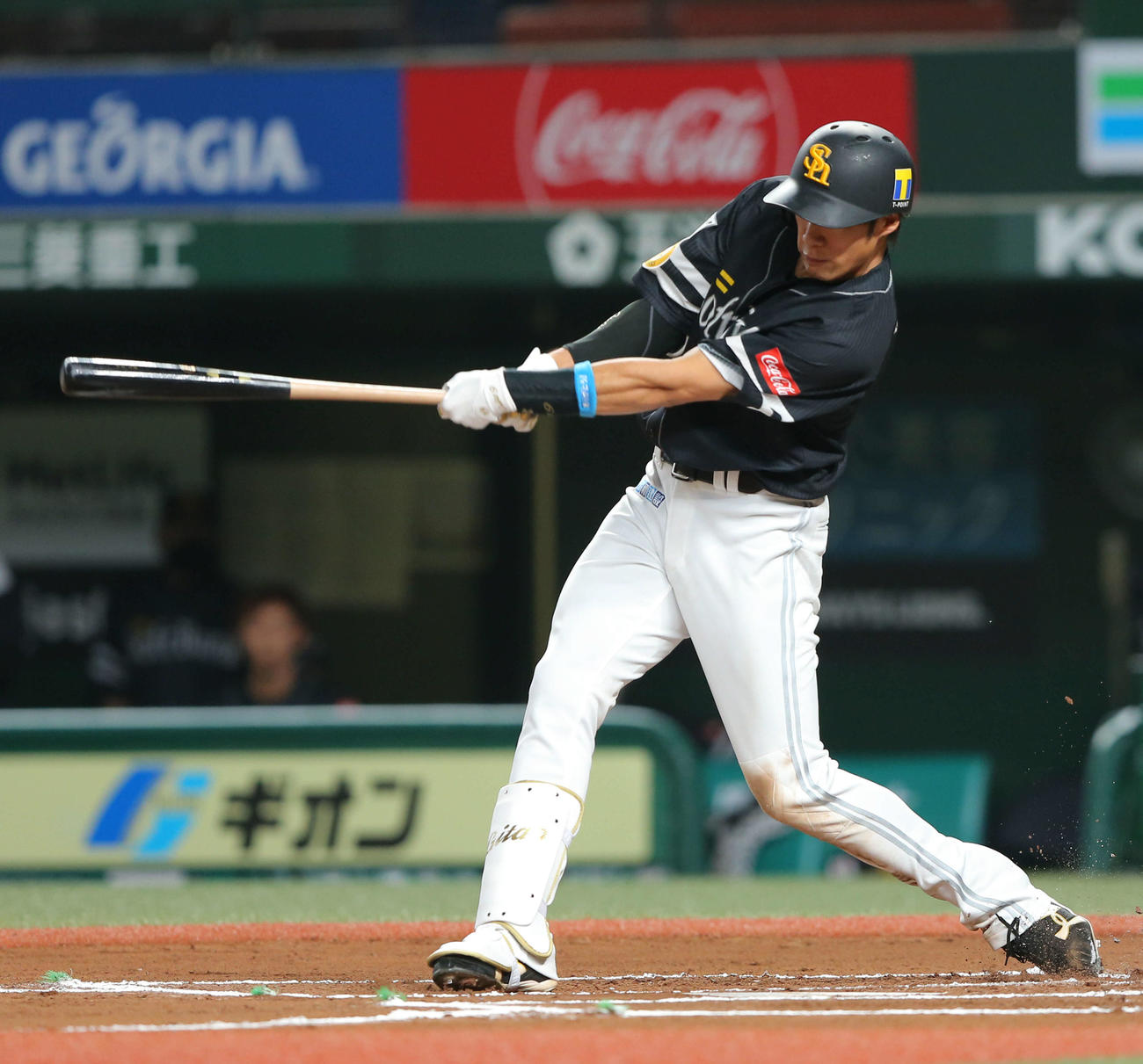 西武対ソフトバンク　6回表ソフトバンク無死、中前打を放つ柳田（撮影・河田真司）