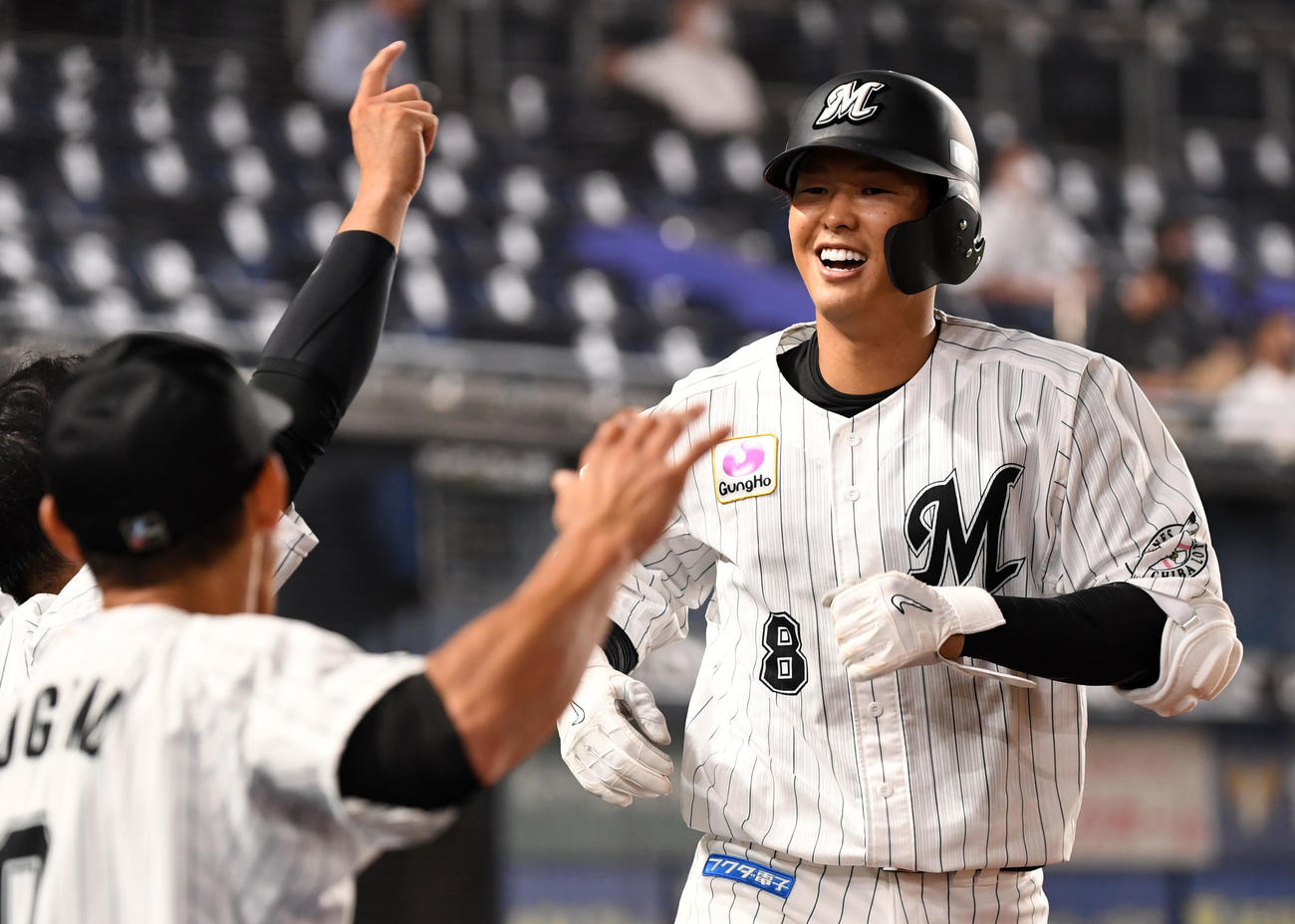 ロッテ対オリックス　6回裏ロッテ2死、左越え本塁打を放ち笑顔を見せる中村奨（撮影・横山健太）