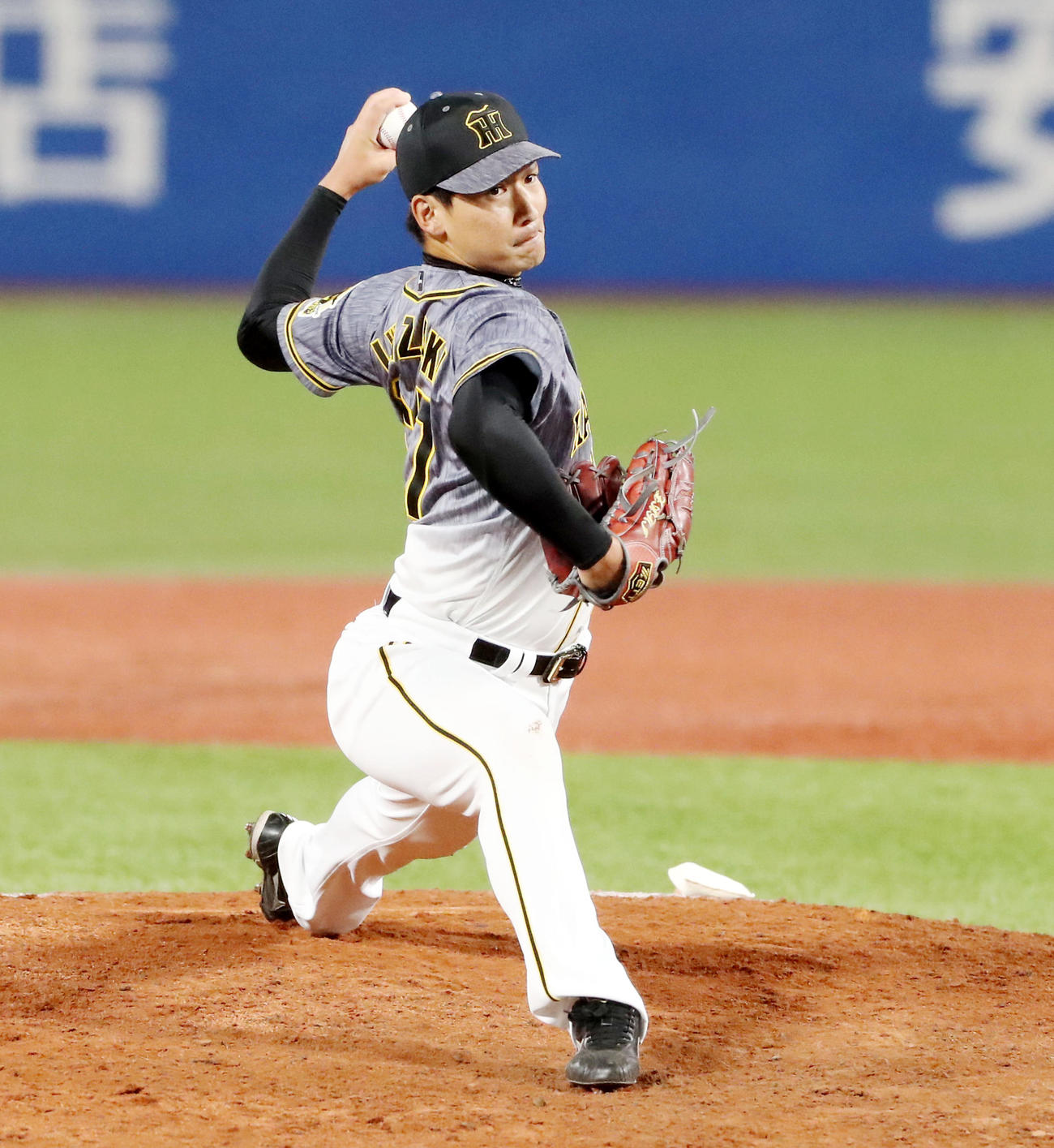 ヤクルト対阪神　7回裏、阪神2番手で登板する岩崎（撮影・加藤哉）