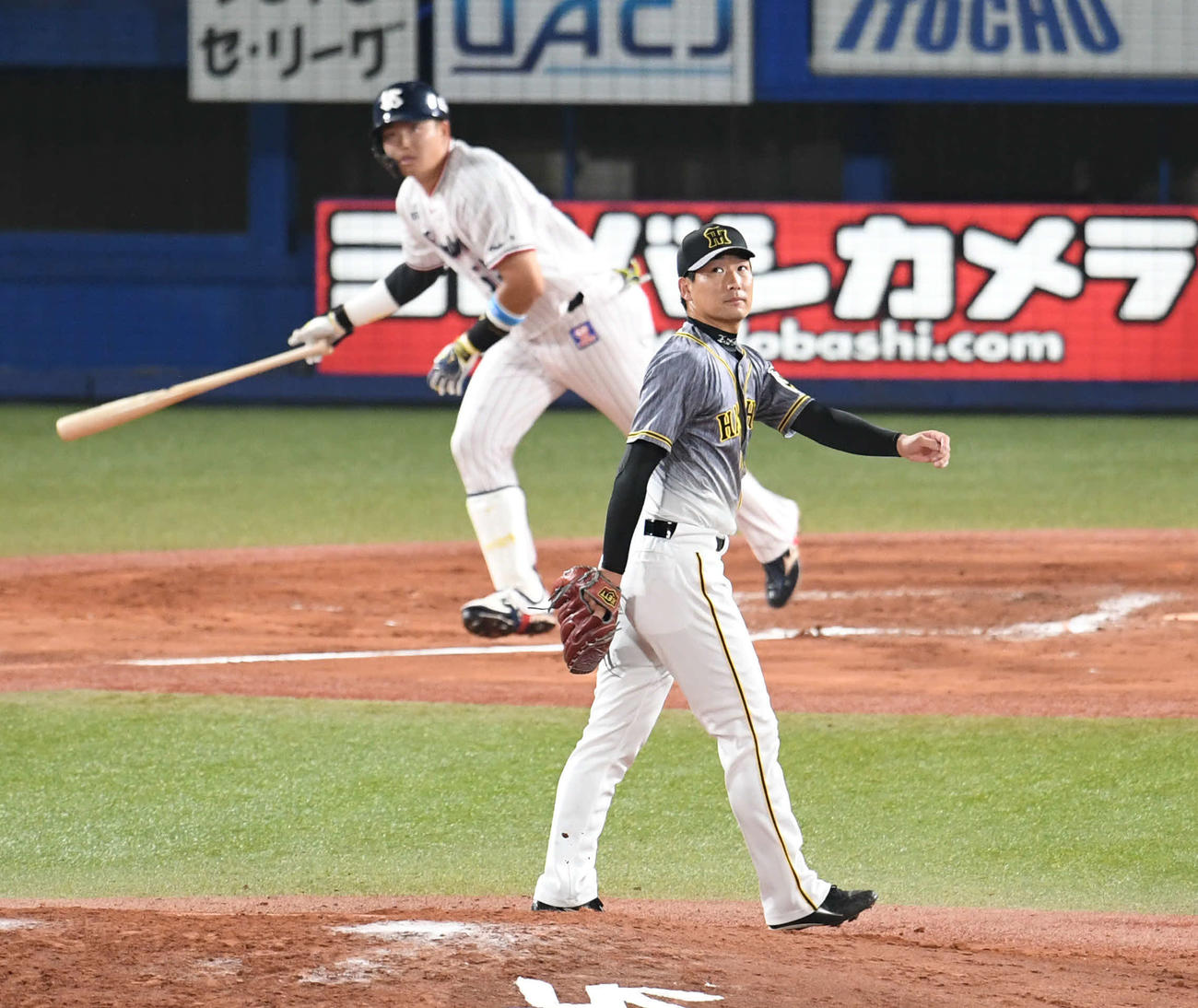 ヤクルト対阪神　7回裏ヤクルト無死一塁、岩崎は村上を中飛に仕留める（撮影・山崎安昭）