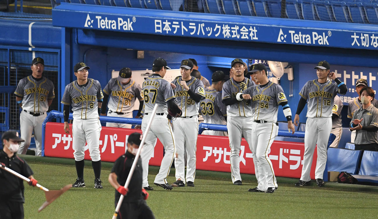 ヤクルト対阪神　7回裏ヤクルトの攻撃を封じた岩崎（中央左）をグータッチで迎える青柳（中央）（撮影・山崎安昭）