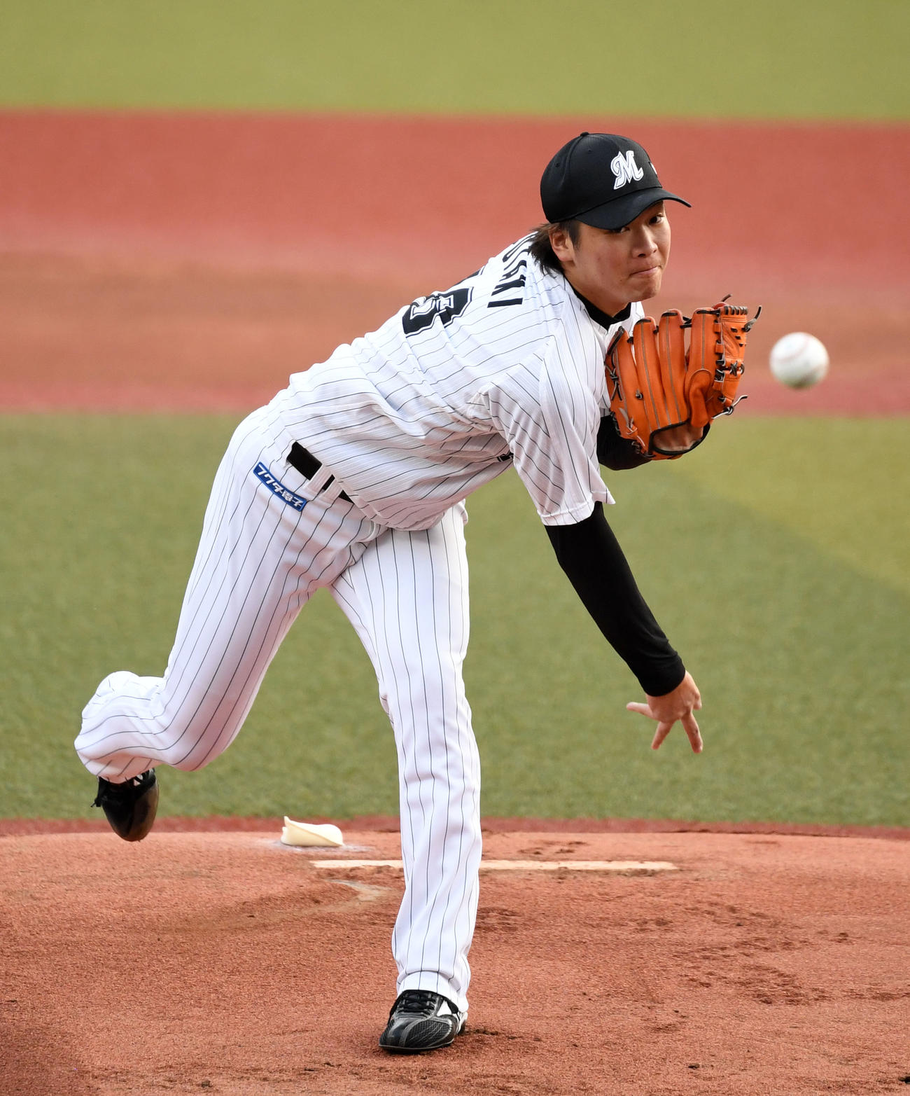 ロッテ対オリックス　力投するロッテ先発の二木（撮影・横山健太）