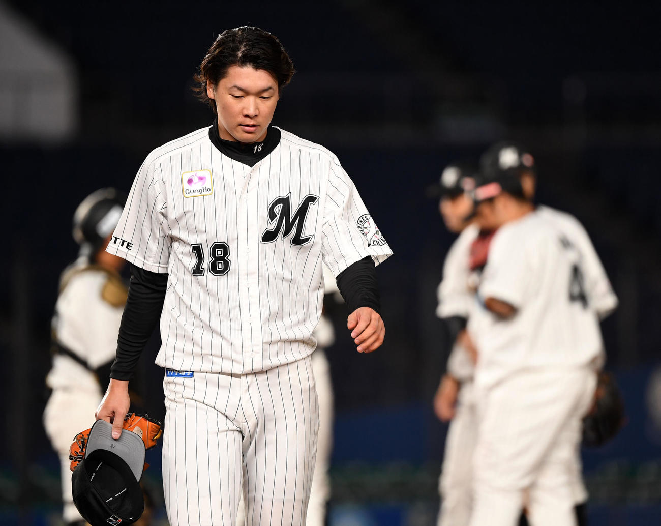 ロッテ対オリックス　6回表途中でマウンドを降りるロッテ二木（撮影・横山健太）