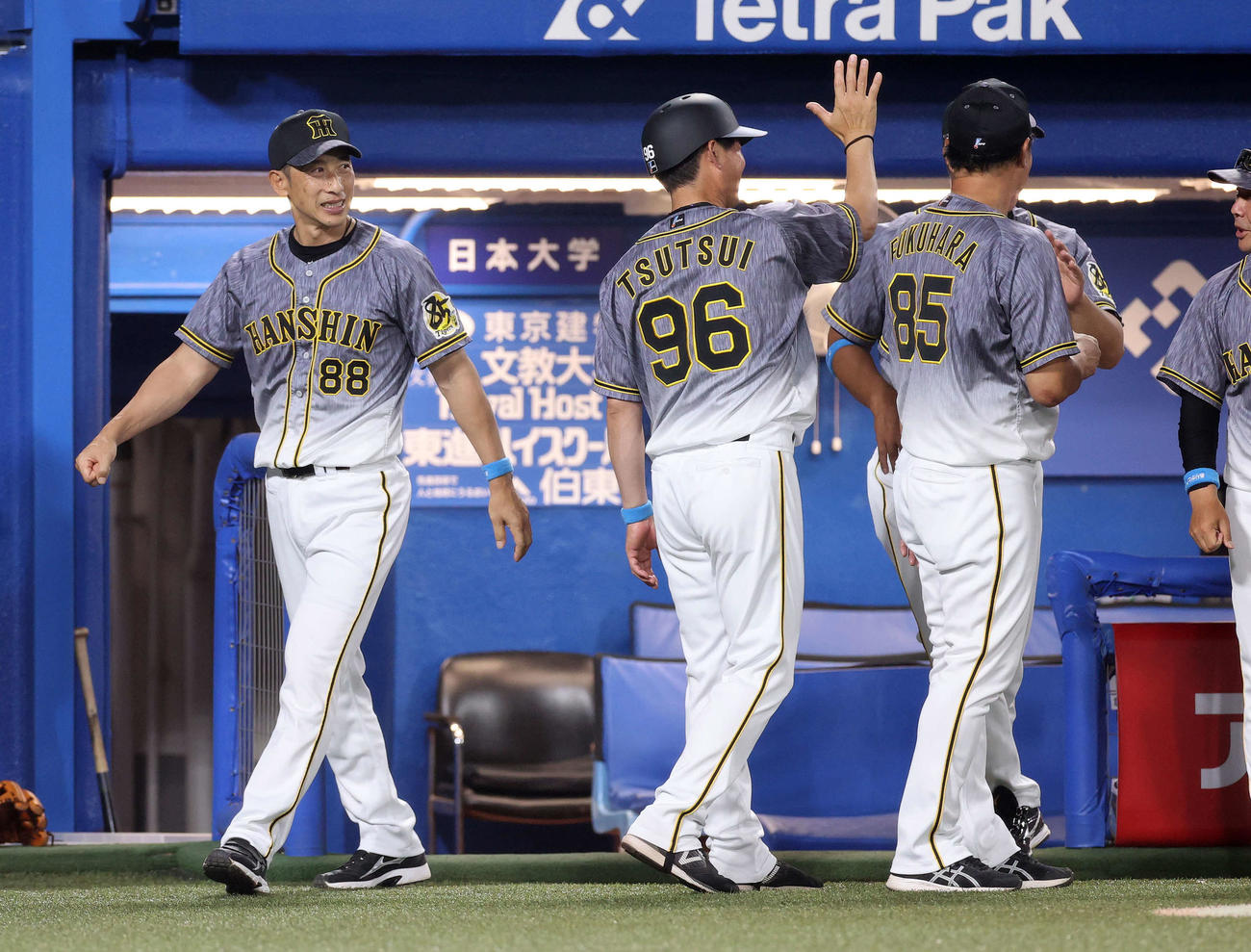 ヤクルト対阪神　勝利し笑顔を見せる阪神矢野監督（左）（撮影・鈴木正人）