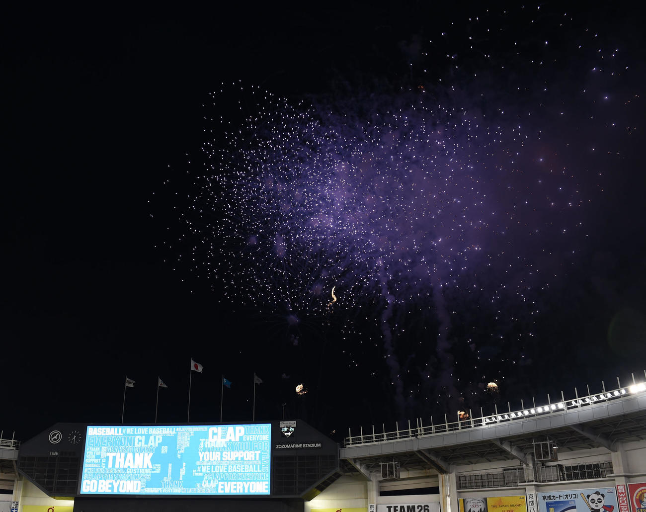 ロッテ対オリックス　6回表終了時、花火が打ち上がる（撮影・横山健太）
