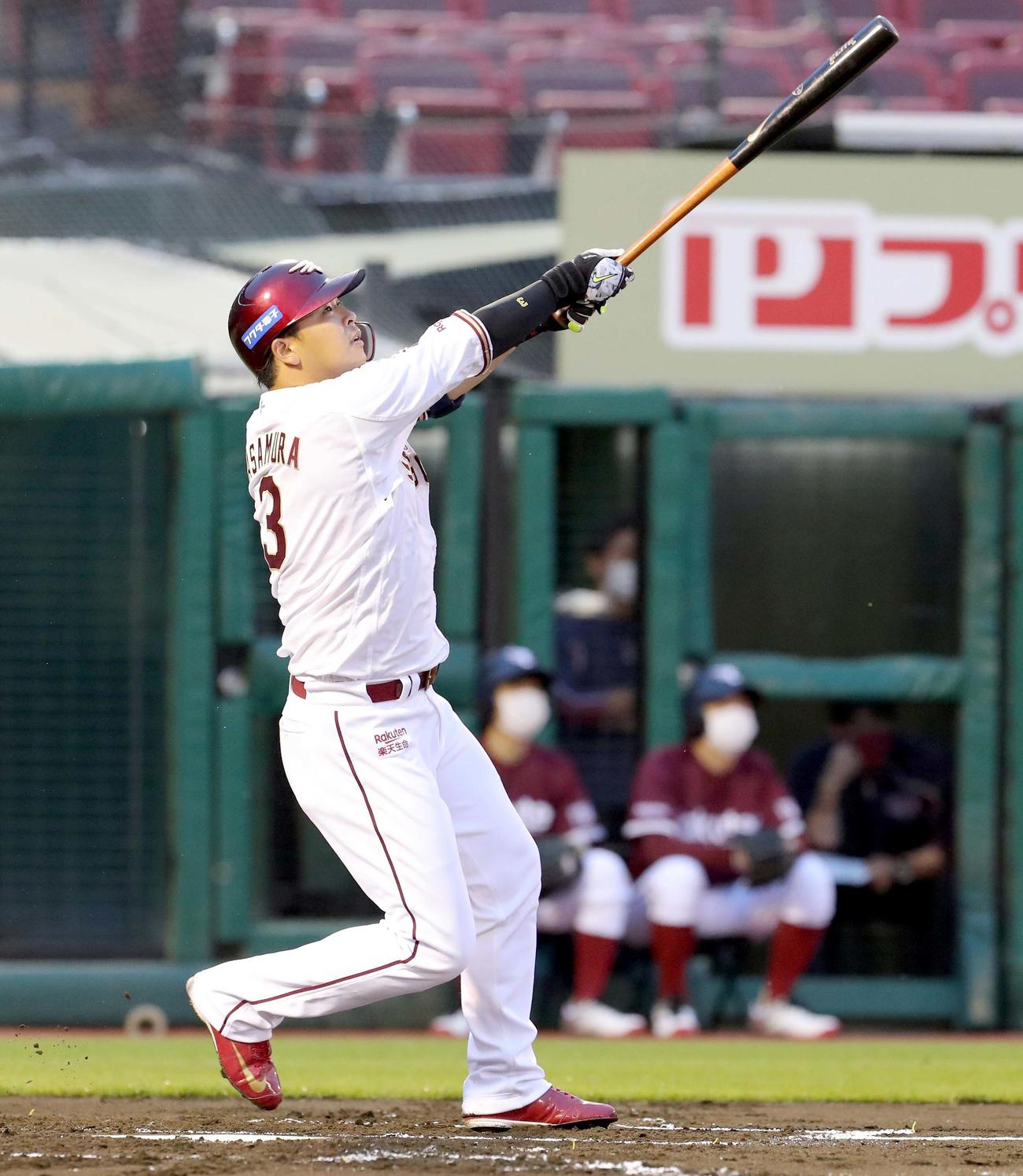 2回裏楽天無死、浅村は先制となる右越え本塁打を放つ（撮影・佐藤翔太）