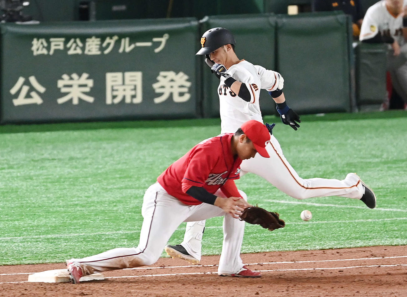 巨人対広島　3回裏巨人2死三塁、三塁手メヒアの悪送球で一塁セーフとなる打者吉川尚。一塁手堂林（撮影・鈴木みどり）