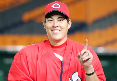 巨人対広島　巨人に勝利し今シーズン1勝目を挙げた広島九里は人さし指を立て笑顔で写真に納まる（撮影・垰建太）