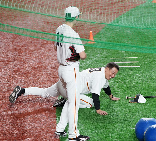 練習中、戸郷（手前）に話し掛ける巨人原監督（撮影・鈴木みどり）